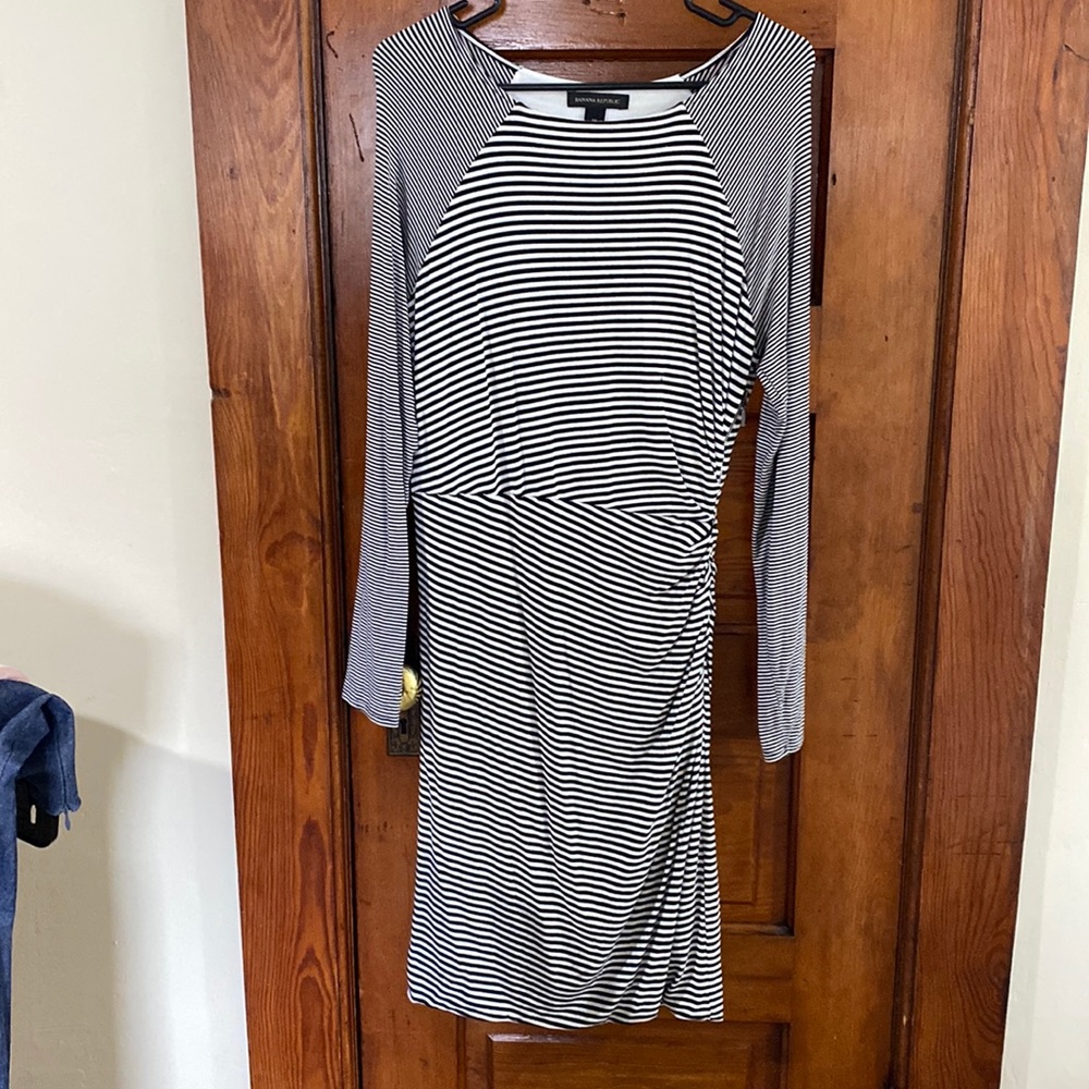 Banana republic flattering comfy dress